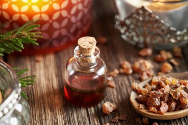 Myrrh bir mum ile gerekli yağ ve reçine