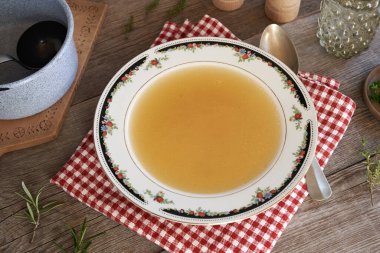 Tavuk kemiği çorbası ya da ahşap bir tabakta çorba.