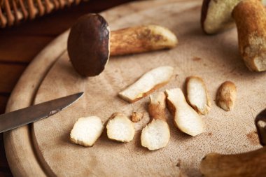 Masada dilimlenmiş taze, yenilebilir mantarlar.