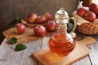 Elma sirkesi ve masada taze meyve.