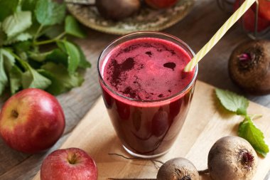 Elmalı taze kırmızı pancar suyu