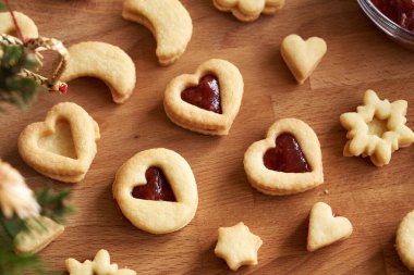 Ev yapımı Linzer Noel kurabiyeleri taze doldurulmuş çilek reçeli