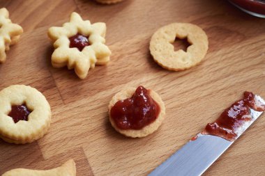 Geleneksel Linzer Noel kurabiyeleri çilek reçeli, kapat.