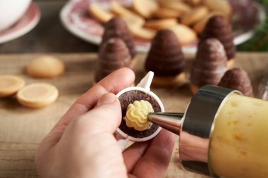 Arı kovanları ya da eşekarısı yuvaları, geleneksel Çek noel kurabiyeleri, eggnog kremiyle doldurulur.