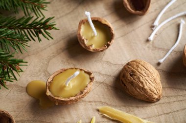 Balmumu, fitil ve ceviz kabuklarından el yapımı Noel mumları.