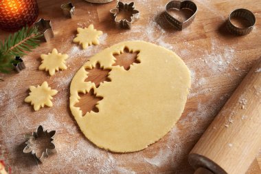 Ham hamurdan yıldız şekilleri kesmek - ev yapımı Linzer Noel kurabiyeleri hazırlamak