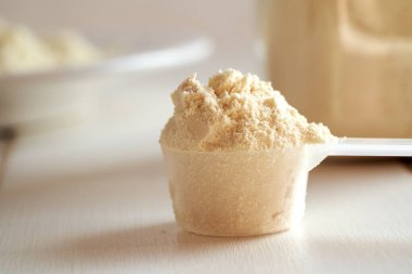 Beyaz bir masada beyaz protein tozu