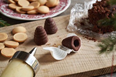 Arı kovanları ya da eşekarısı yuvaları için ev yapımı hazırlıklar - Eggnog kremalı Çek noel kurabiyeleri