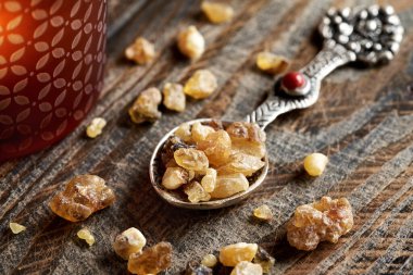 Metal bir kaşıkta tütsü reçinesi.