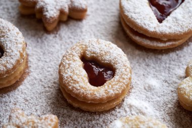 Yuvarlak Linzer Noel kurabiyesi Çilek reçeli ve şekerle doldurulmuş