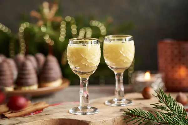 Zwei Gläser Eierlikör Mit Wespennestern Oder Bienenstöcken Traditionelle Weihnachtsplätzchen Hintergrund lizenzfreie Stockbilder