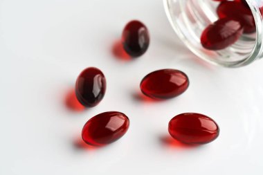 Beyaz arka planda kril yağı hapları