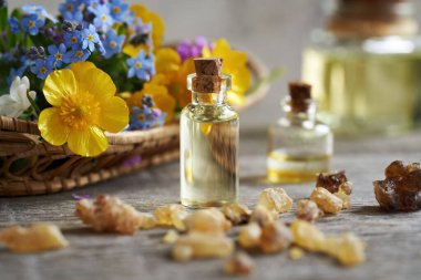 Aromaterapi, tütsü reçinesi ve bahar çiçekleriyle bir şişede gerekli yağ.