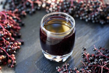 Taze böğürtlenli siyah şerbet.