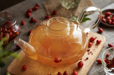 Bir çaydanlık taze böğürtlenli gül kalçası çayı