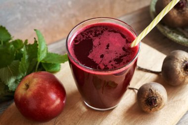 Ahşap bir masada kırmızı pancar suyu