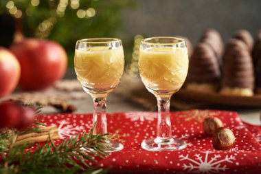 Arı kovanlı iki bardak eggnog. Arka planda Çek Noel kurabiyeleri.