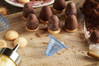 Arı kovanları ya da eşekarısı yuvalarının hazırlanması - geleneksel Çek Noel kurabiyeleri yumurta likörüyle dolu