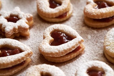 Ev yapımı Linzer Noel kurabiyeleri. Çilek reçeli ve şekerle kaplanmış. Kapatın.