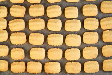 Ev yapımı sarı Noel kurabiyeleri.