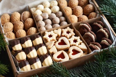 Ev yapımı Noel kurabiyelerinin bir hediye kutusundaki köknar ağacı dallarının karışımı.