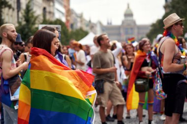 PRAG, CZECH CUBLIC - 13 Ağustos 2022: Wenceslas Meydanı 'nda renkli gökkuşağı bayrakları olan LGBT insanları