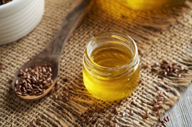 Masada keten tohumu ve arka planda keten tohumu yağı.