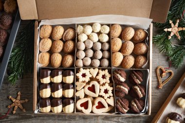 Ev yapımı Noel kurabiyelerinin karışımı. Hediye kutusunda, masanın üstünde.