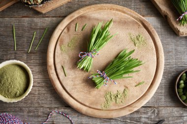 İki demet taze yeşil arpa otu, üst manzara.