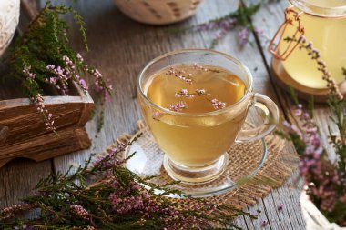 Cam bir fincanda taze çiçek açan funda bitki çayı.