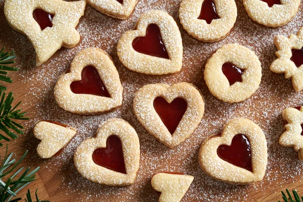 Ev yapımı Linzer Noel kurabiyelerinin kapanışı çilekli marmelatla dolu kalp şeklinde.