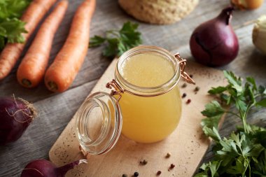 Kemik suyu ya da cam kavanozda çorba.