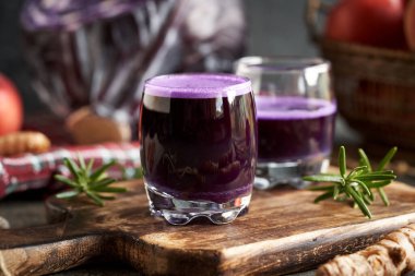 Bir tablo üzerinde mor lahana suyu bir bardak