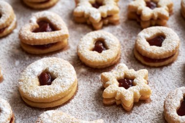 Geleneksel Linzer Noel kurabiyeleri marmelatla dolu ve şekerle kaplanmış.