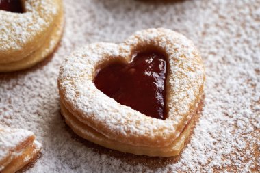 Çilekli marmelat ve şekerli Linzer kurabiyesi kalbi, yaklaşın.