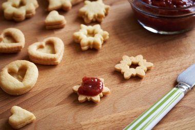 Ev yapımı Linzer Noel kurabiyelerini marmelatla doldurmak