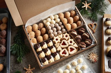 Masadaki bir kutuda ev yapımı Noel kurabiyeleri.