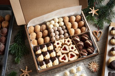 Tahta bir masada ev yapımı Noel kurabiyeleri.