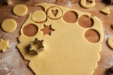 Linzer Noel kurabiyeleri hazırlamak için hamur işinden yıldız şekilleri kesiyorum.