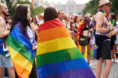 PRAG, CZECH CUBLIC - 13 Ağustos 2022: Wenceslas Meydanı 'nda renkli gökkuşağı bayrakları olan LGBT insanları