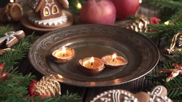 Χριστουγεννιάτικα Κεριά Από Κέλυφος Καρυδιού Και Κερί Μέλισσας Επιπλέουν Στο — Αρχείο Βίντεο