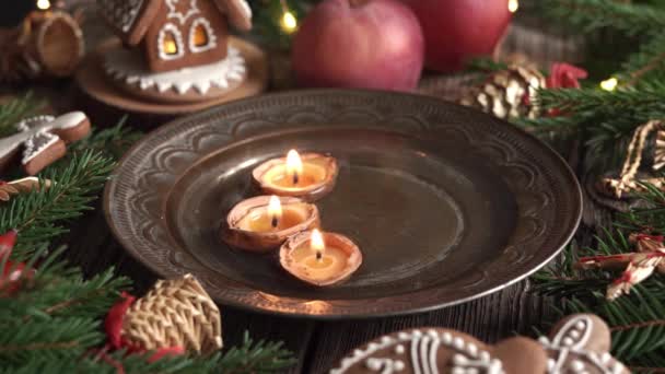 Χριστουγεννιάτικα Κεριά Από Κελύφη Καρυδιάς Και Κερί Μέλισσας Επιπλέουν Στο — Αρχείο Βίντεο