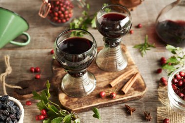 Hawthorn çileklerinden hazırlanmış tıbbi şarap, masada iki cam bardak içinde.