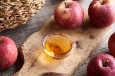 Elma sirkesi küçük bir kasede masanın üstünde.