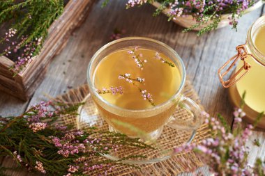 Bir fincan taze kenevir ya da calluna vulgaris çiçekli bitki çayı.