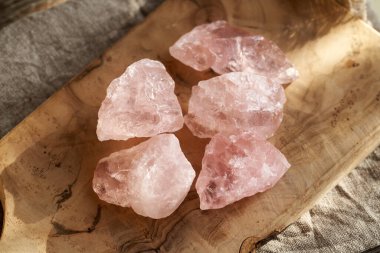 Masadaki gül kuvars taşları