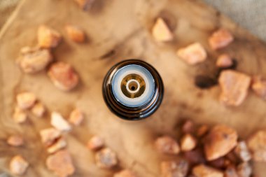 Styrax benzoin reçineli kahverengi bir aromaterapi şişesi.