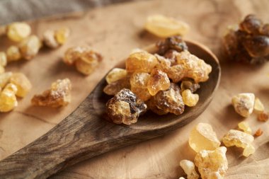 Bir kaşıkta tütsü ya da boswellia reçinesi yakın.