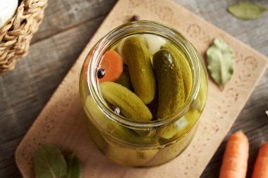 Ev yapımı salatalık turşusu ya da cam bir kavanozda salatalık turşusu.