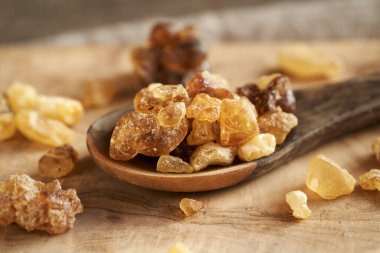 Masadaki kaşıkta tütsü reçinesi